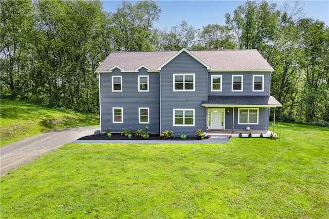 view of front of property featuring a front lawn