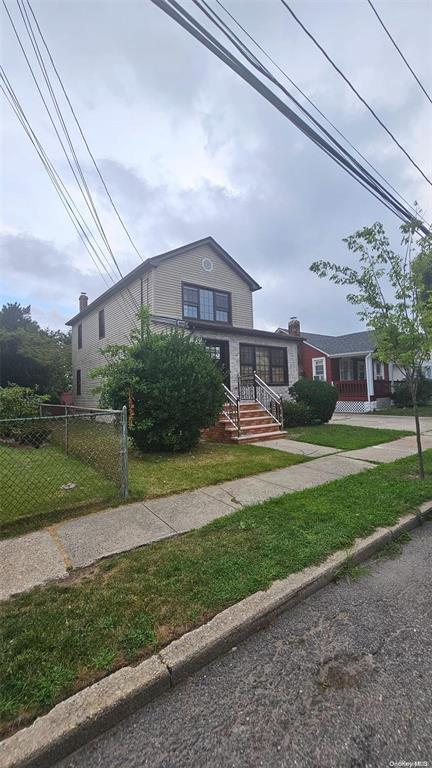 view of front of home with a front lawn