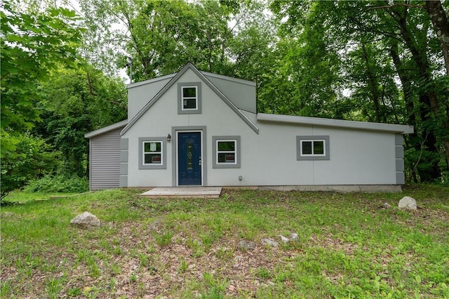 view of front of house featuring a front lawn