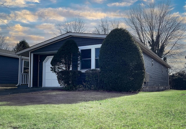 view of front facade featuring an attached garage, driveway, and a front yard