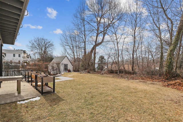 view of yard featuring an outdoor structure