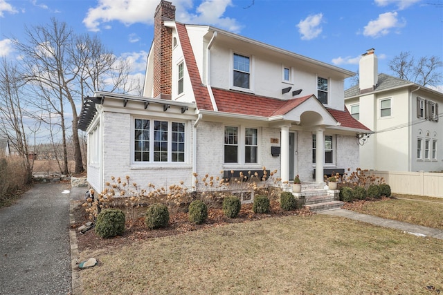 view of front of house featuring a front yard