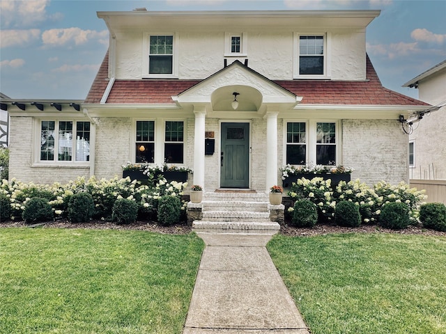 view of front of property featuring a front yard