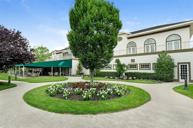 view of community featuring curved driveway