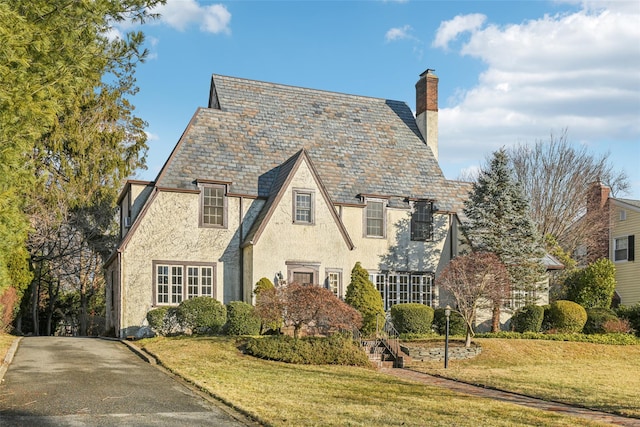 view of front of home with a front yard