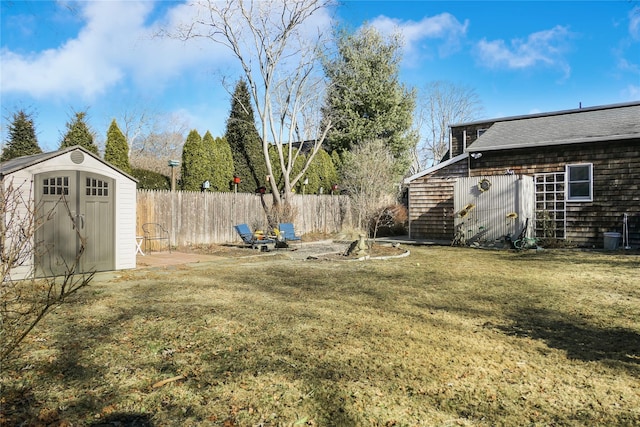 view of yard featuring a storage unit