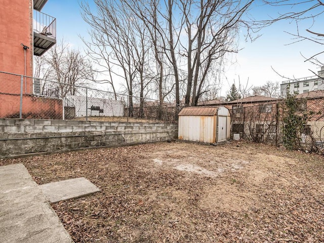 view of yard featuring a shed