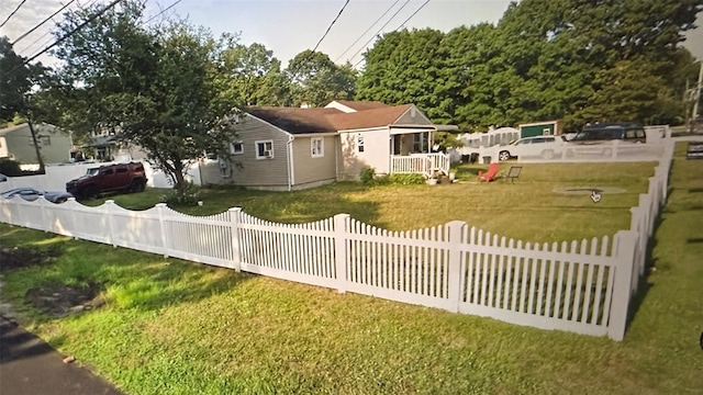 view of front of property featuring a front lawn