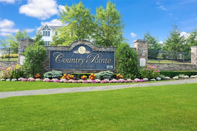 community / neighborhood sign featuring a yard