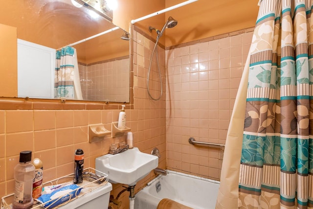 full bath with shower / tub combo with curtain, tile walls, backsplash, toilet, and a sink