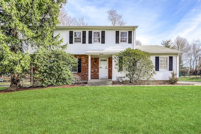 colonial inspired home featuring a front yard