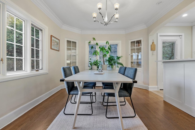 dining room featuring an inviting chandelier, light hardwood / wood-style flooring, and a wealth of natural light