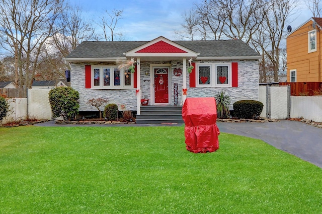 view of front of home featuring a front yard