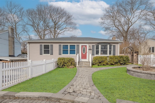 view of front of property featuring a front yard