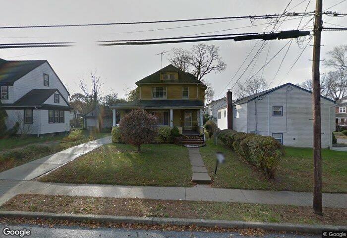 view of front of house featuring a porch and a front lawn