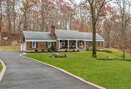 ranch-style home featuring a front lawn