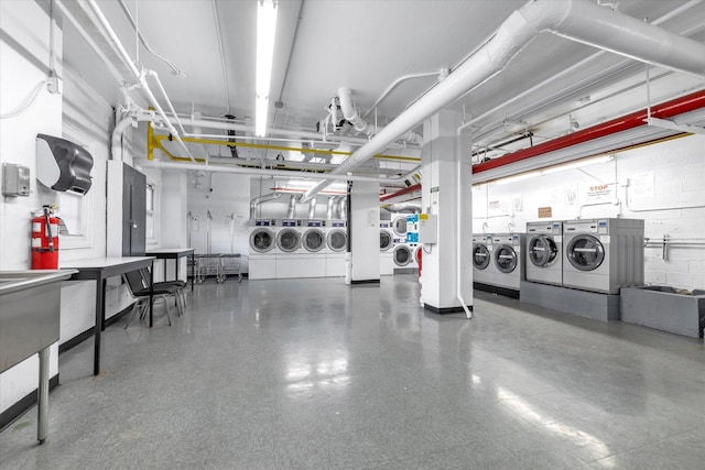 garage with washing machine and clothes dryer