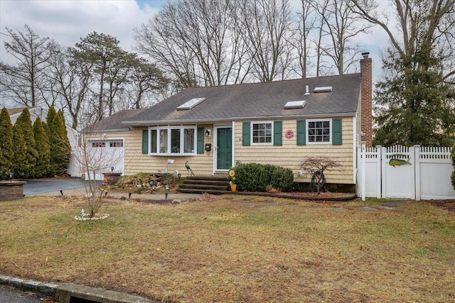 view of front of house featuring a garage and a front yard