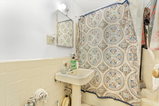 bathroom featuring tile walls