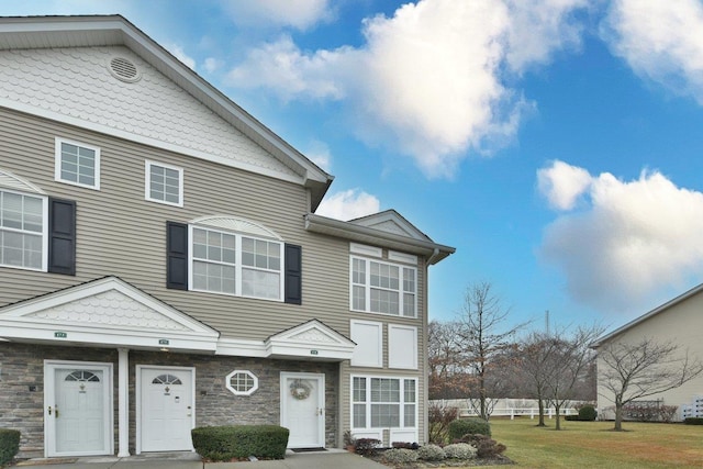 view of front facade featuring a front yard