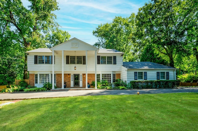 view of front facade with a front lawn