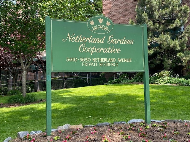 community / neighborhood sign featuring a lawn