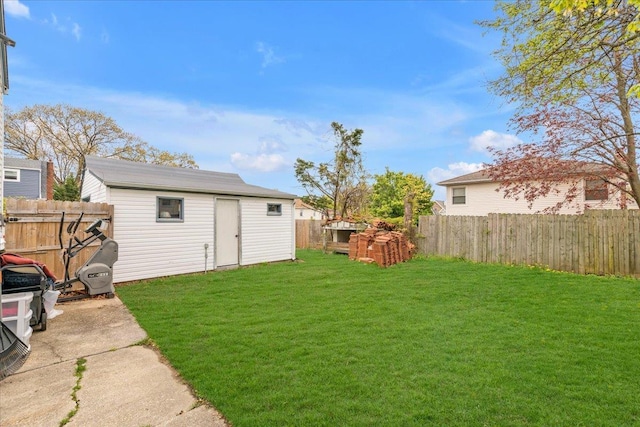 view of yard featuring a storage unit