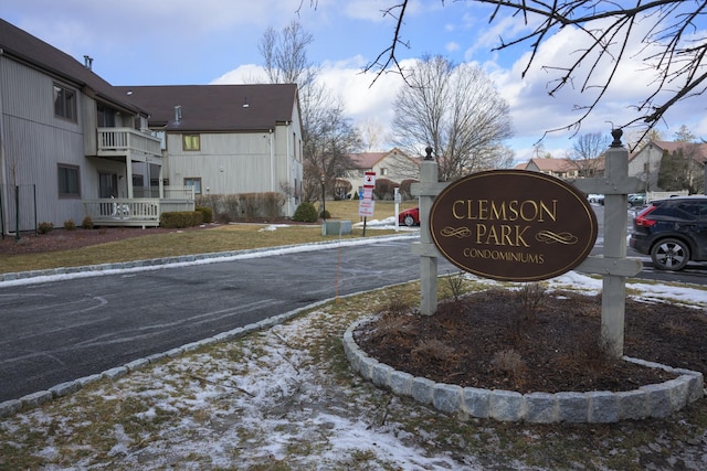 view of community / neighborhood sign