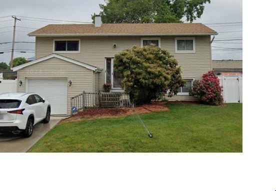 view of front of home featuring a front lawn