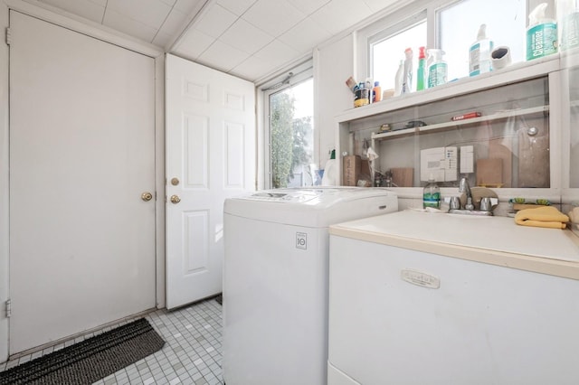 washroom with light tile patterned floors and independent washer and dryer