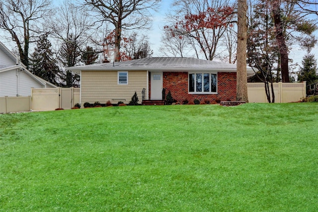 view of front of home featuring a front yard