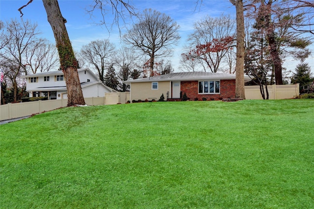 view of front facade featuring a front lawn