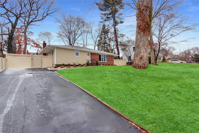 single story home featuring a front yard