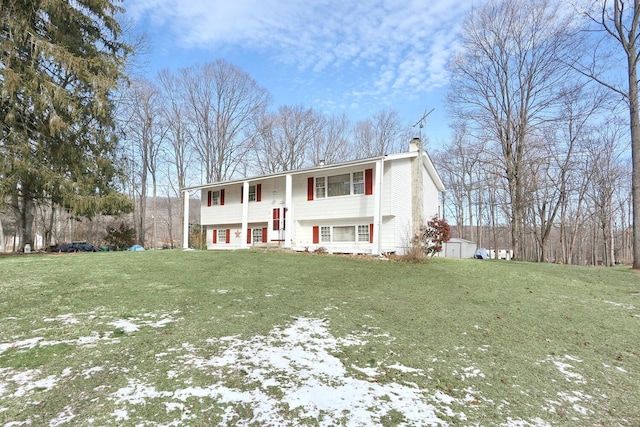 split foyer home featuring a front yard