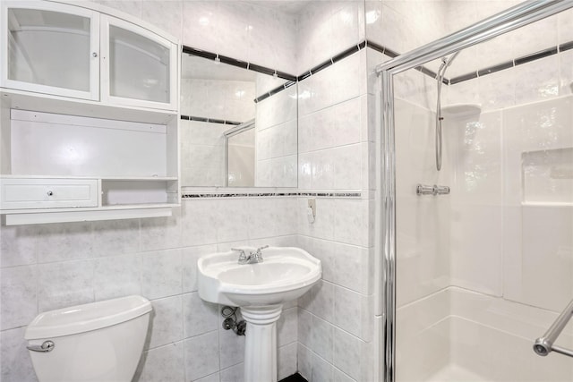 28 Robin Hood Rd, Montebello, NY 10901 - bathroom featuring a stall shower and tile walls