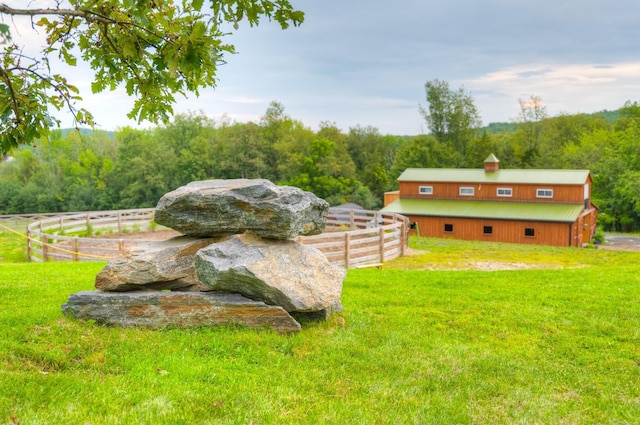 view of yard featuring a rural view