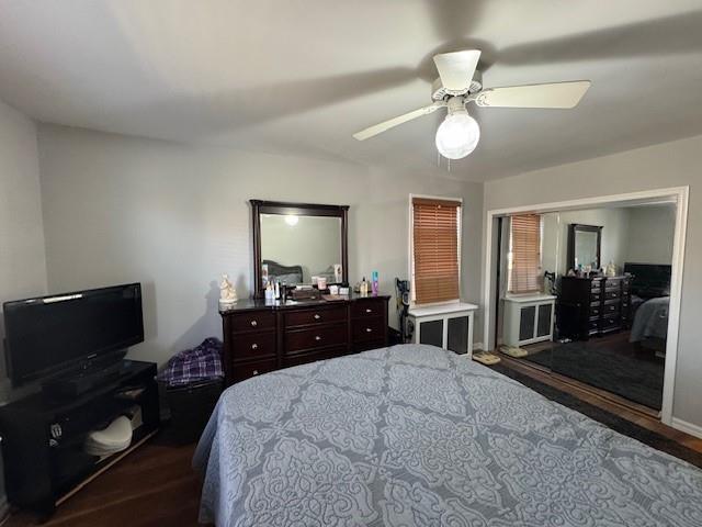 bedroom featuring dark hardwood / wood-style floors, ceiling fan, and a closet