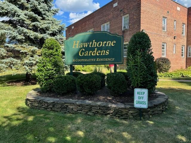 community sign featuring a lawn