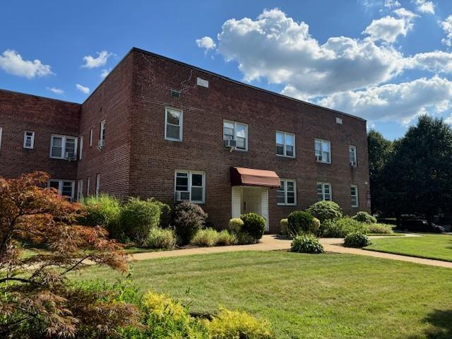 view of front of home featuring a front lawn