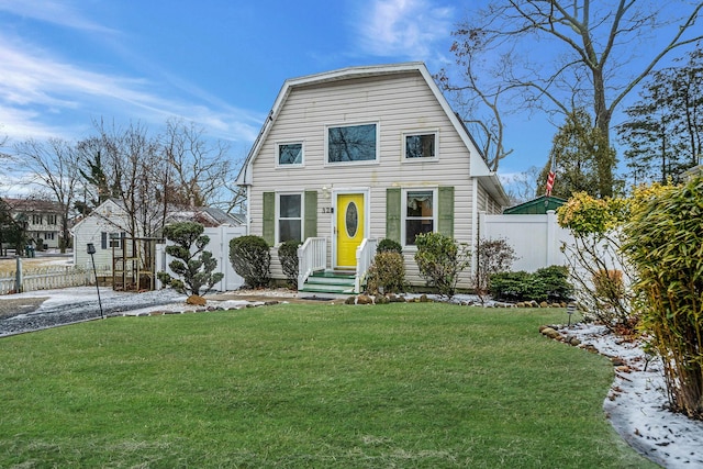 view of front of home featuring a front yard