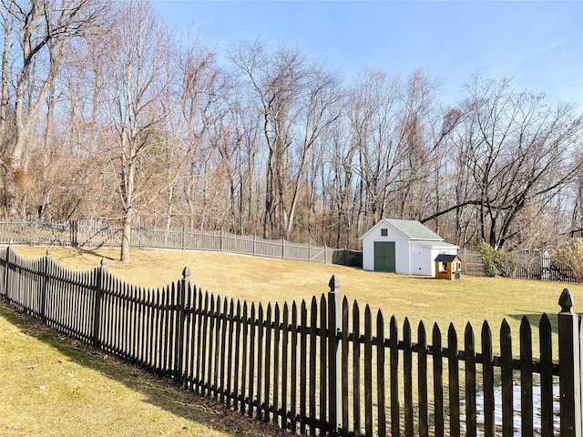 view of yard featuring a shed