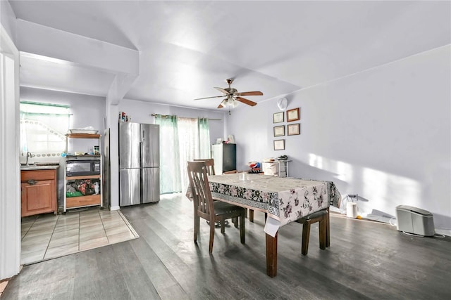 dining area featuring dark wood-type flooring, sink, and ceiling fan