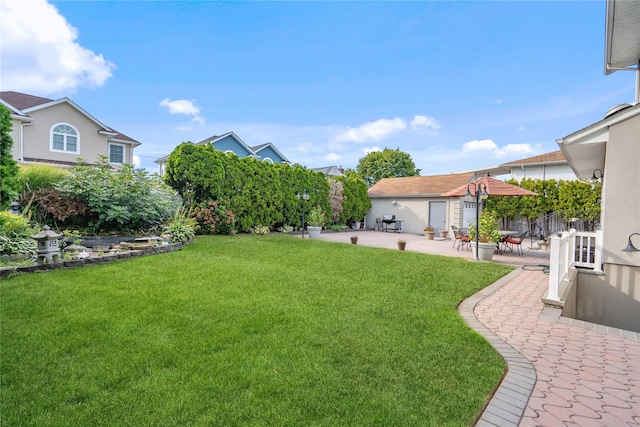 view of yard featuring a patio area