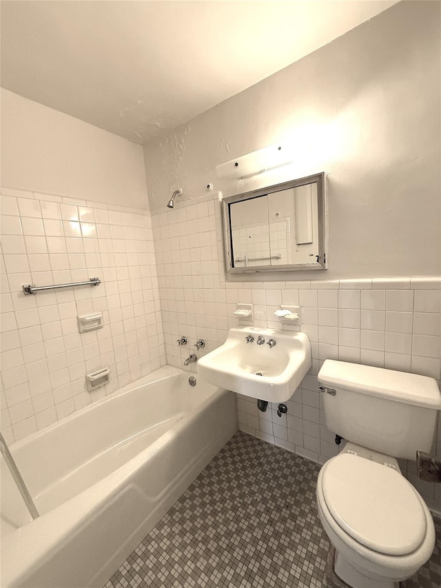 full bathroom featuring tile patterned flooring, sink, tile walls, and toilet