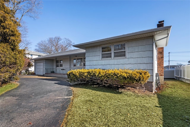 view of front of home featuring a porch and a front yard