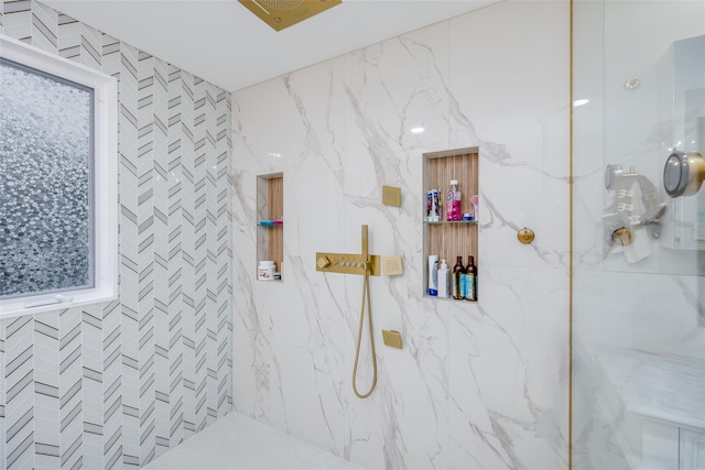 bathroom featuring a tile shower