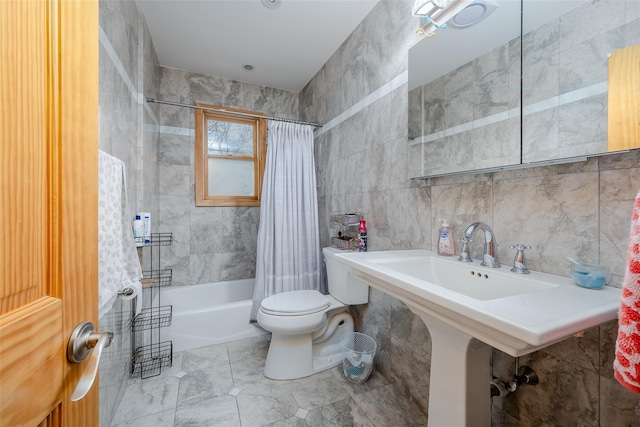 bathroom featuring tile walls, decorative backsplash, toilet, and shower / bath combo