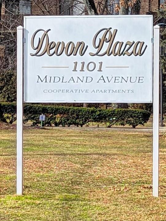 community sign featuring a lawn