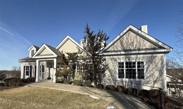 view of front of house with a front lawn