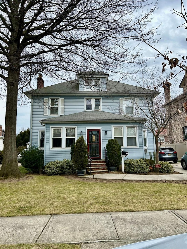 view of front property featuring a front lawn